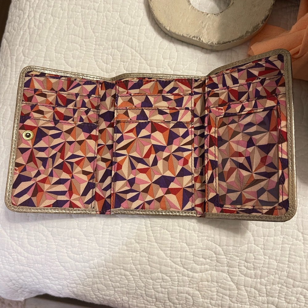 Hobo trifold wallet gold/metallic